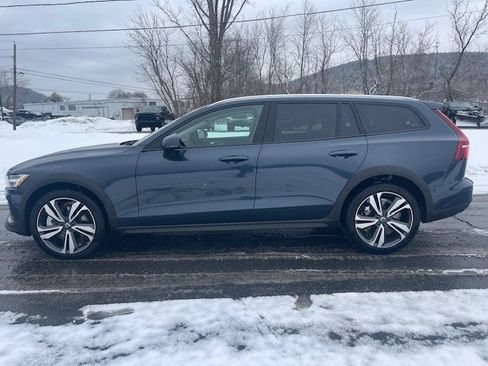 Used 2025 Volvo V60 B5 Cross Country Plus image 2