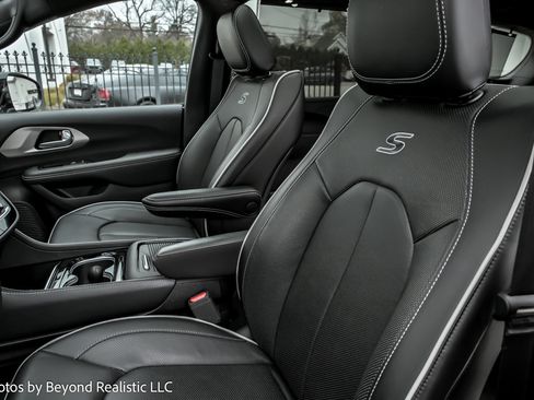 Used 2024 Chrysler Pacifica Limited w/ S Appearance Package image 2