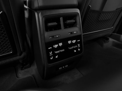 Certified 2025 Porsche Macan 4S Electric AWD/4WD image 38