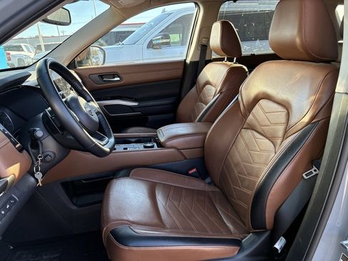 Used 2022 Nissan Pathfinder Platinum w/ Cargo Package image 9