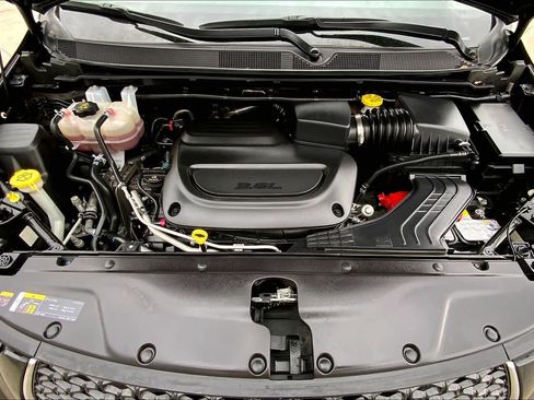 Used 2025 Chrysler Pacifica Select image 32