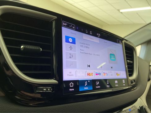Used 2024 Chrysler Pacifica Touring-L FWD image 28