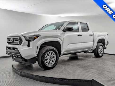 Used 2025 Toyota Tacoma SR image 2