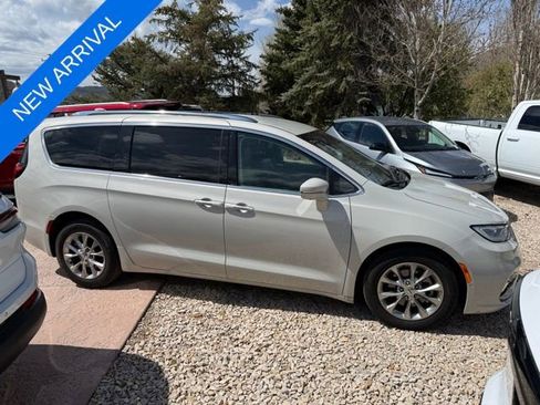 Used 2021 Chrysler Pacifica Touring-L w/ Premium & Safety Sphere Group FWD image 3