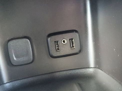 Used 2018 GMC Acadia SLE image 21