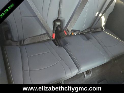 Used 2023 Buick Enclave Essence AWD/4WD image 7