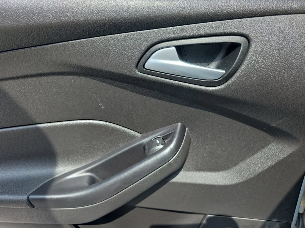 Used 2016 Ford Focus SE FWD image 19