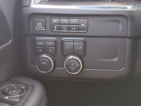 Used 2025 Chevrolet Suburban Z71 AWD/4WD image 18