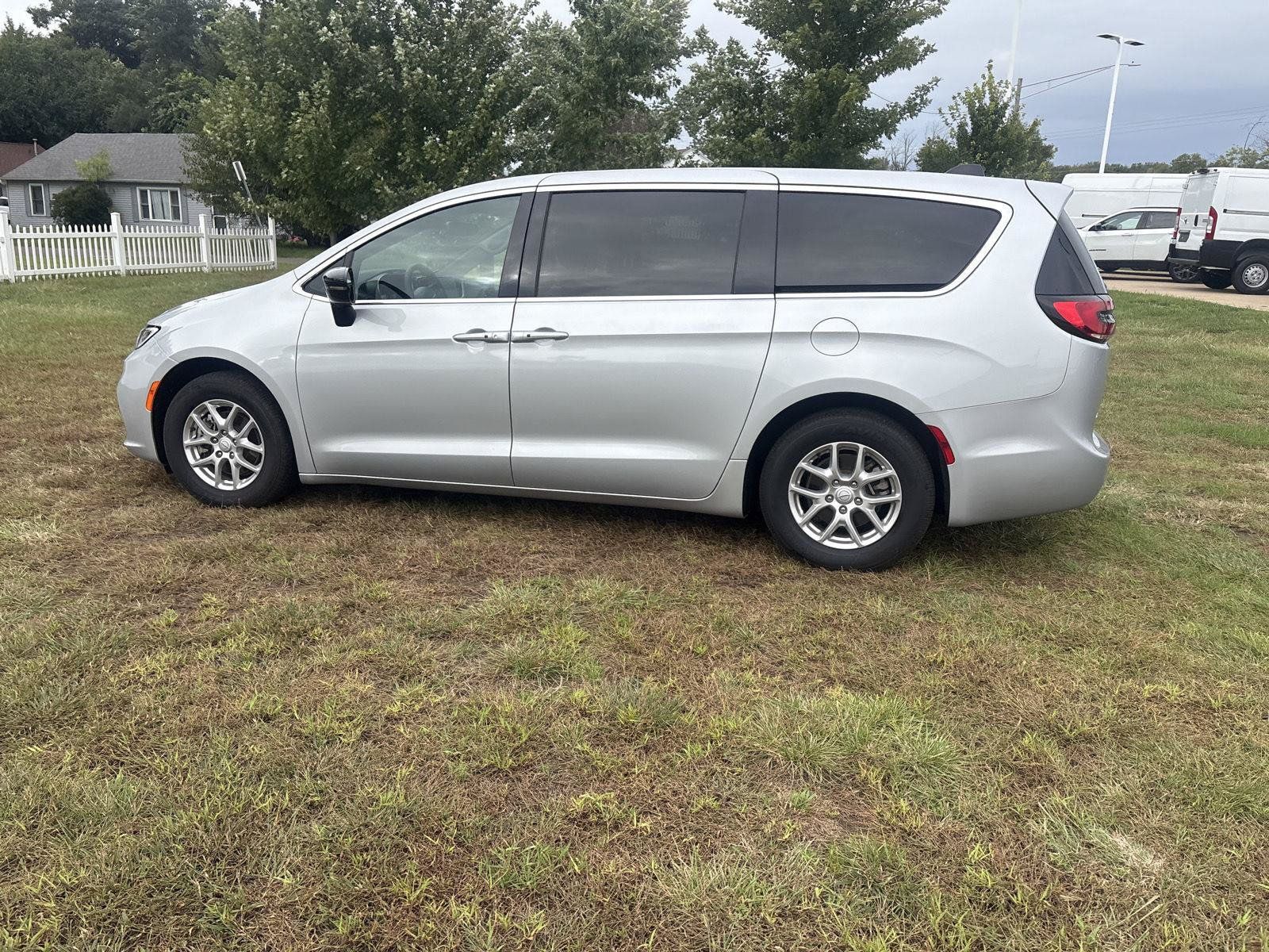 Used 2026 Chrysler Pacifica Select FWD image 8