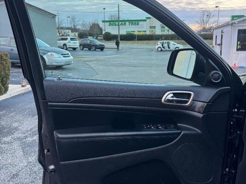 Used 2017 Jeep Grand Cherokee Laredo w/ Quick Order Package 2BE image 21