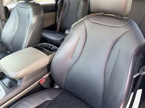Used 2025 Kia Carnival FWD image 19