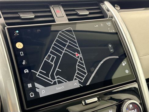 Used 2024 Land Rover Discovery S image 7