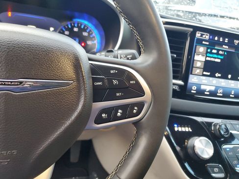 Used 2024 Chrysler Pacifica Touring-L FWD image 26
