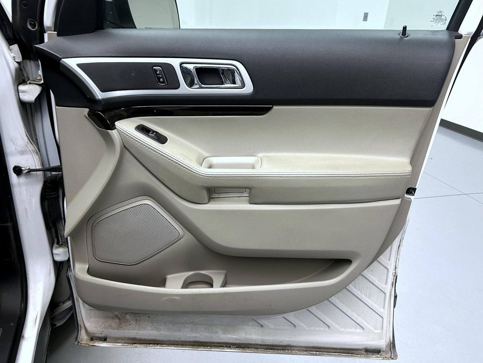 Used 2014 Ford Explorer Limited w/ Equipment Group 302A AWD/4WD image 17