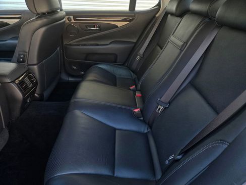 Used 2013 Lexus LS 460 w/ Comfort Pkg RWD image 14