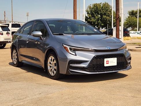 Used 2024 Toyota Corolla SE FWD image 2