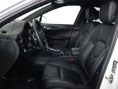 Certified 2026 Porsche Macan AWD/4WD image 5