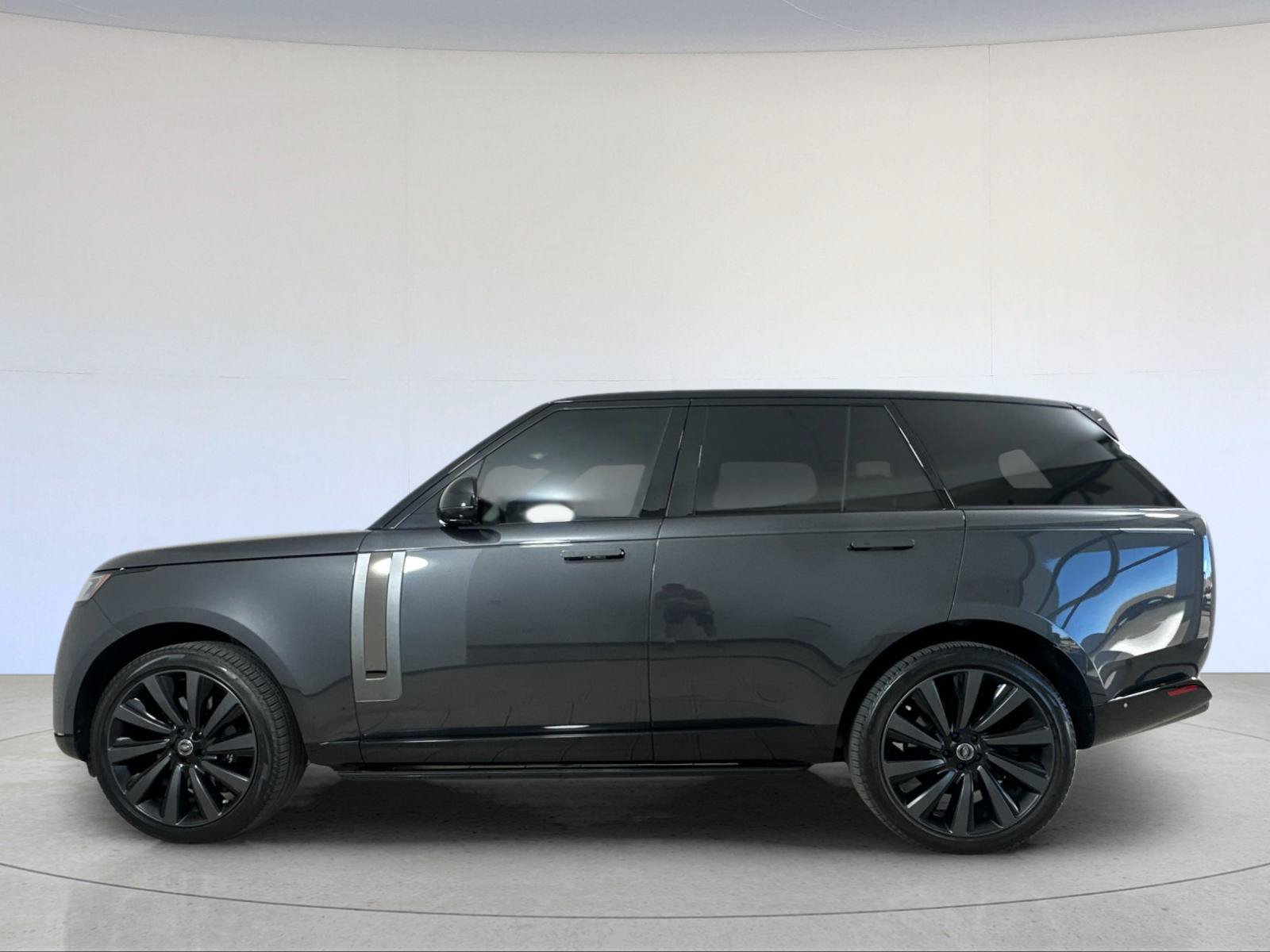 Used 2023 Land Rover Range Rover SV AWD/4WD image 3