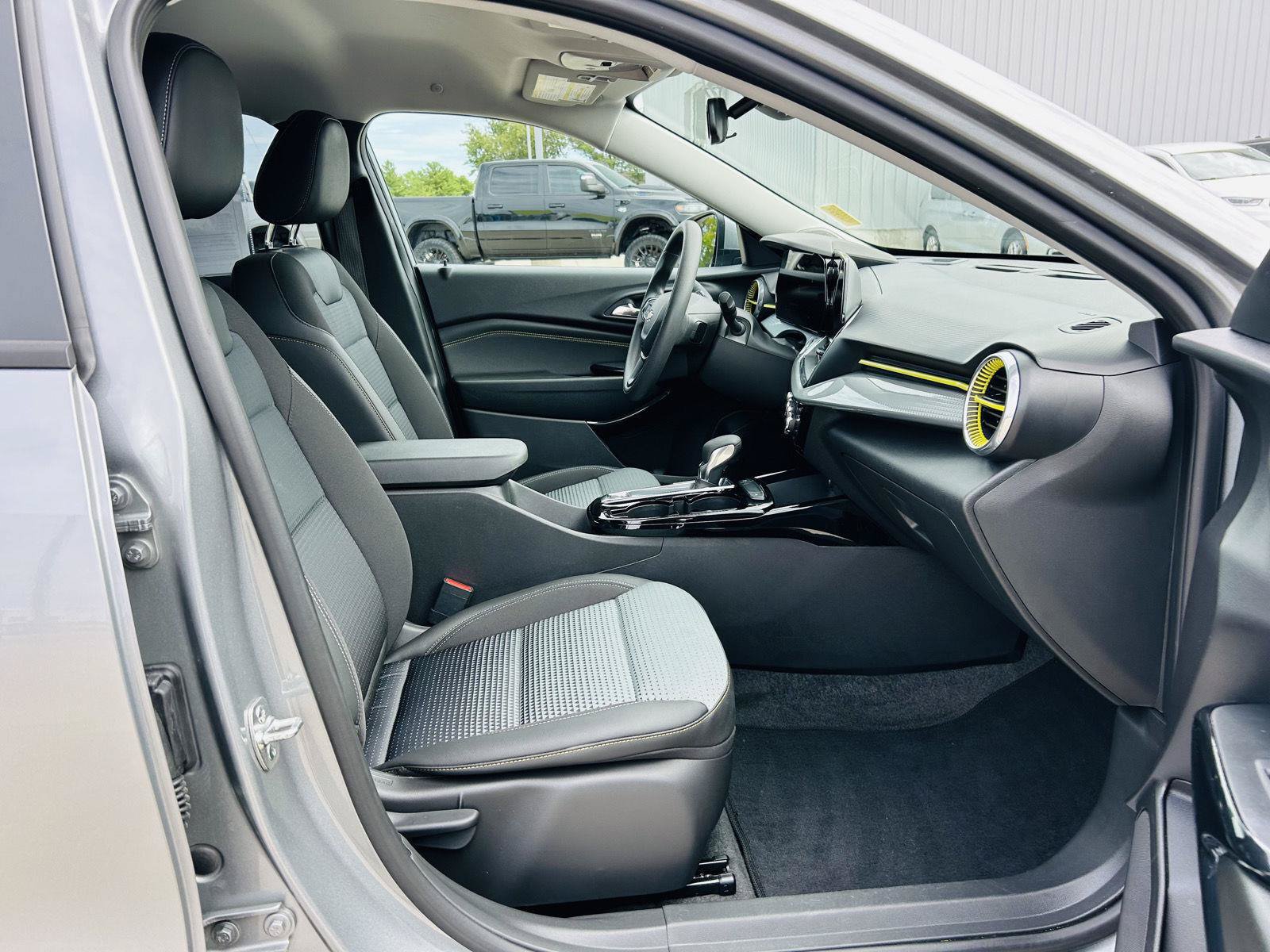 Used 2026 Chevrolet Trax LT FWD image 28