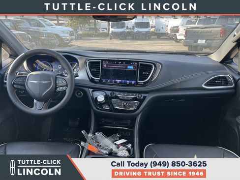 Used 2024 Chrysler Pacifica Limited w/ Uconnect Theater Family Group FWD image 12