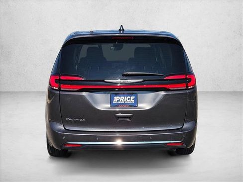 Used 2023 Chrysler Pacifica Touring-L FWD image 7