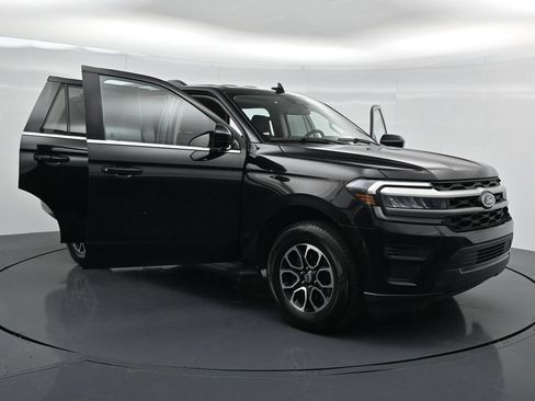 Used 2024 Ford Expedition XLT RWD image 3