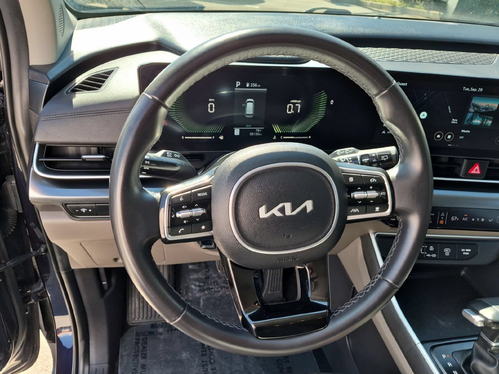 Used 2025 Kia Carnival FWD image 23