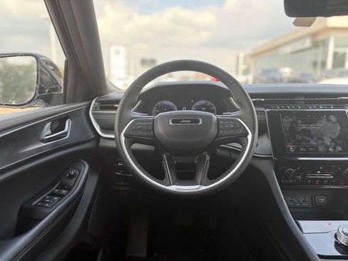 Used 2025 Jeep Grand Cherokee Altitude AWD/4WD image 23