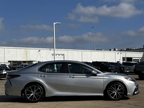 Used 2024 Toyota Camry SE image 3