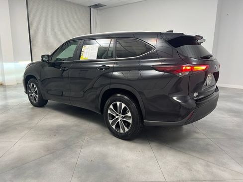 Used 2025 Toyota Highlander XLE FWD image 6