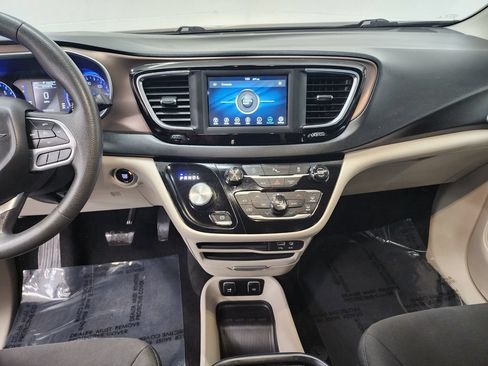Used 2018 Chrysler Pacifica Touring Plus FWD image 17