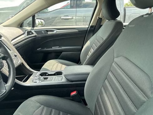 Used 2019 Ford Fusion SE FWD image 30