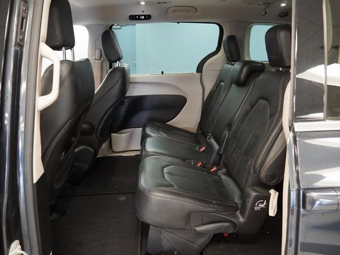 Used 2019 Chrysler Pacifica Touring-L image 23