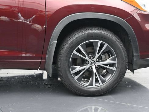 Used 2016 Toyota Highlander XLE AWD/4WD image 11