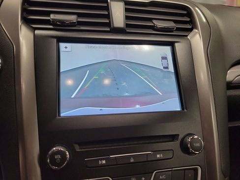 Used 2018 Ford Fusion SE w/ Fusion SE Technology Package image 16