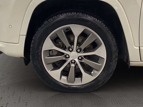 Used 2019 Jeep Cherokee Overland w/ Technology Group AWD/4WD image 17