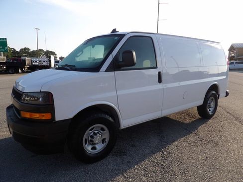 Used 2021 Chevrolet Express 2500 w/ Driver Convenience Package RWD image 3