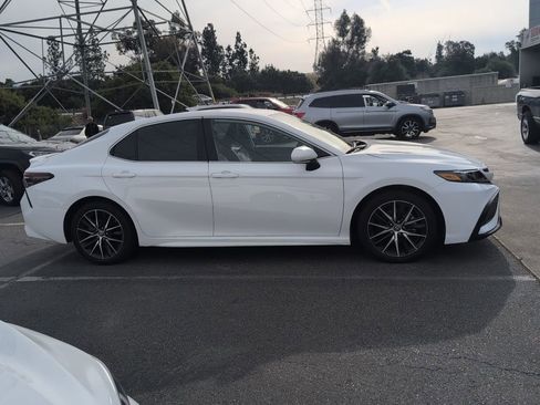 Used 2023 Toyota Camry SE image 4
