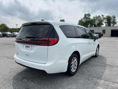 Used 2023 Chrysler Pacifica Touring-L FWD image 3