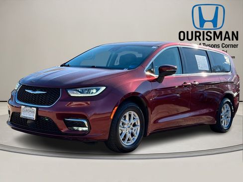 Used 2023 Chrysler Pacifica Touring-L image 2