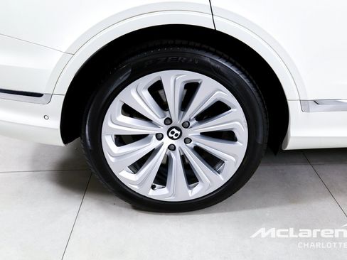 Used 2021 Bentley Bentayga Plug-In Hybrid AWD/4WD image 34