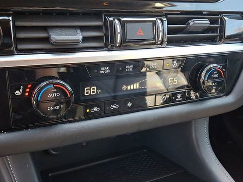 Used 2024 Nissan Pathfinder SL AWD/4WD image 16