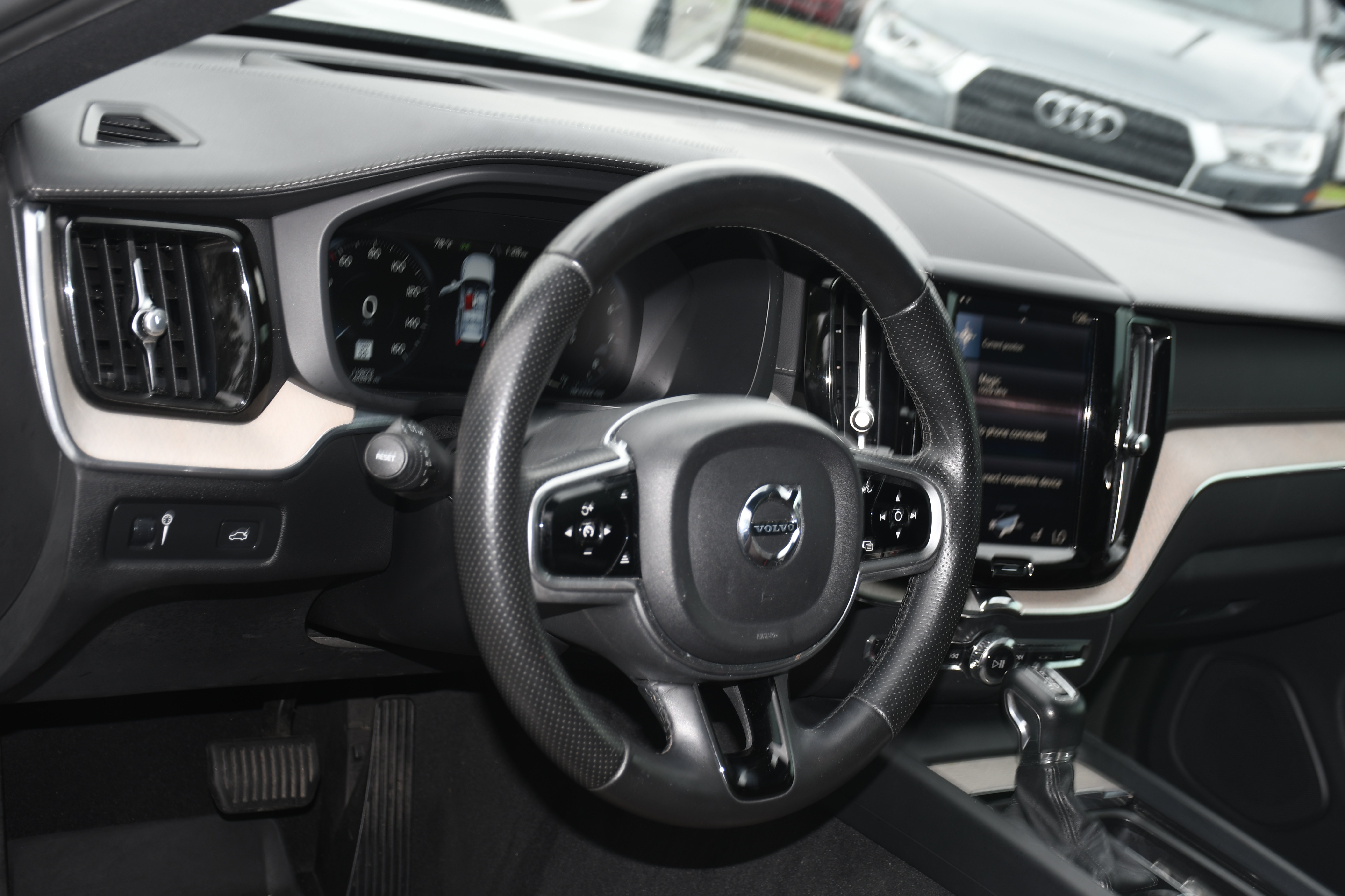 Used 2018 Volvo XC60 T6 Inscription w/ Convenience Package AWD/4WD image 9