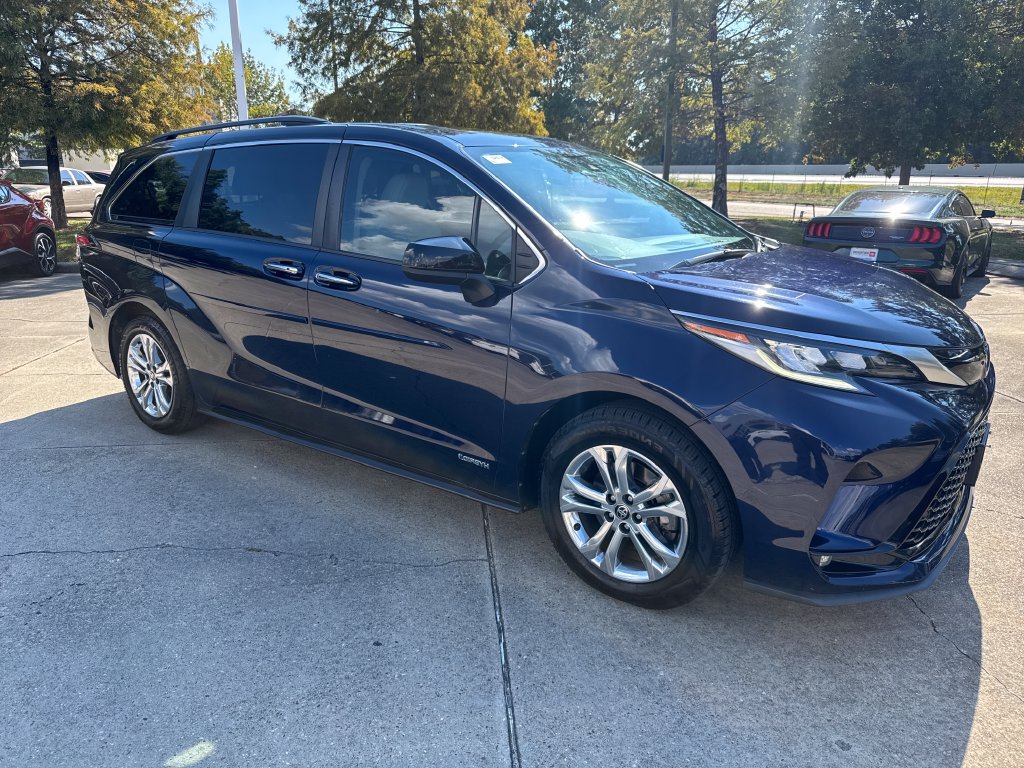 Certified 2021 Toyota Sienna XSE w/ XSE Plus Package AWD/4WD image 7