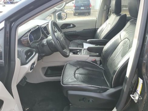 Used 2023 Chrysler Pacifica Limited image 17