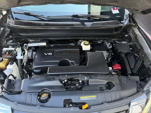 Used 2019 Nissan Pathfinder SL AWD/4WD image 18