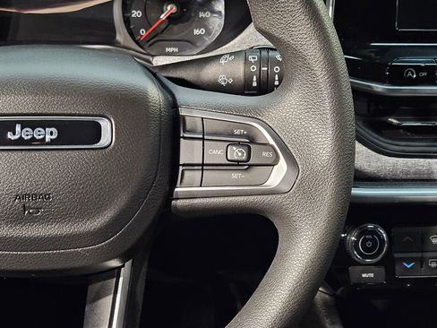 Used 2025 Jeep Compass Sport image 27