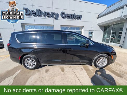 Used 2024 Chrysler Pacifica Touring-L image 4
