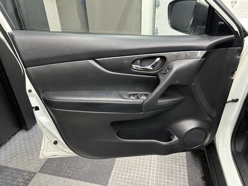 Used 2018 Nissan Rogue SV image 13