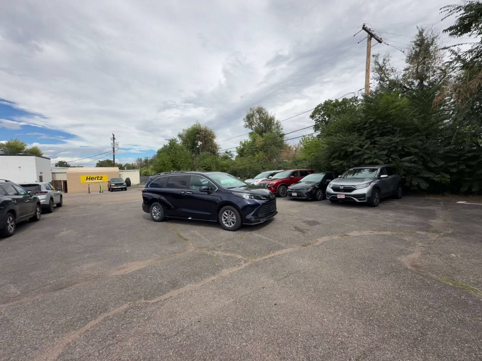 Used 2025 Toyota Sienna XLE FWD image 2